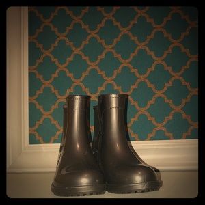 Gray shortcut rain boots